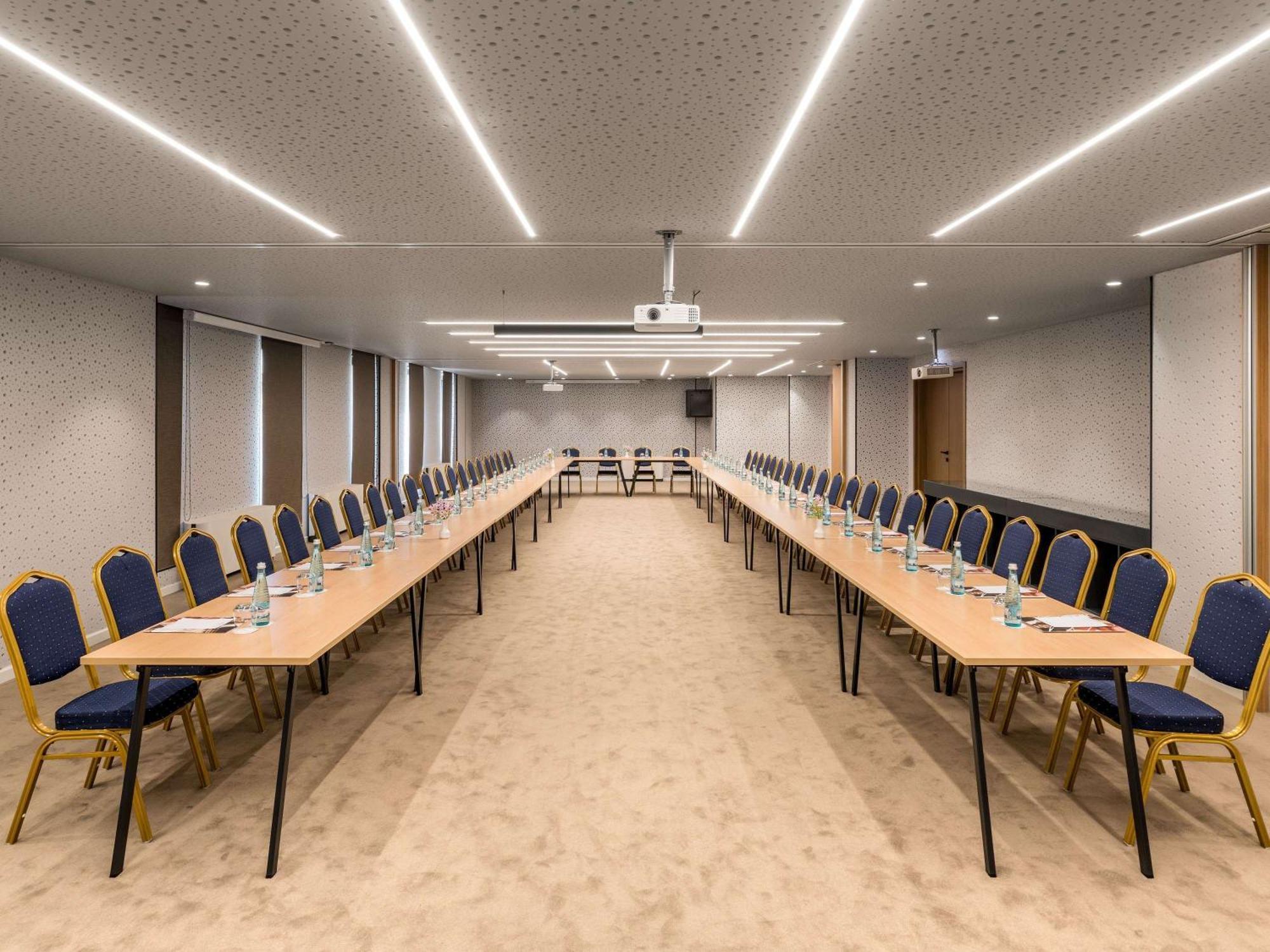 Mercure Tirana Esterno foto